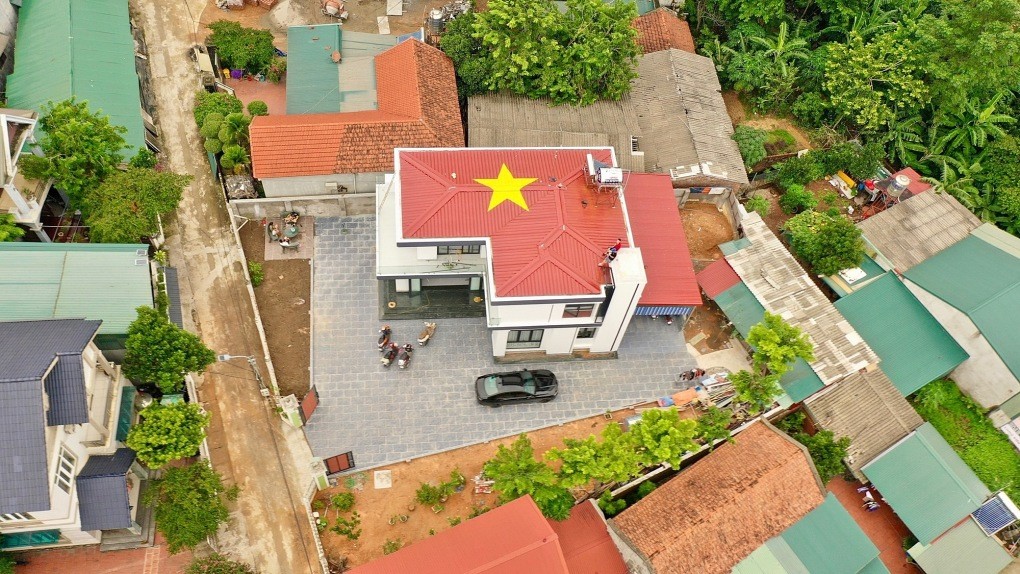 Hưởng ứng ngày 2/9: Tình yêu nước vươn lên tận “nóc” Hưởng ứng ngày 2/9: Tình yêu nước vươn lên tận “nóc”