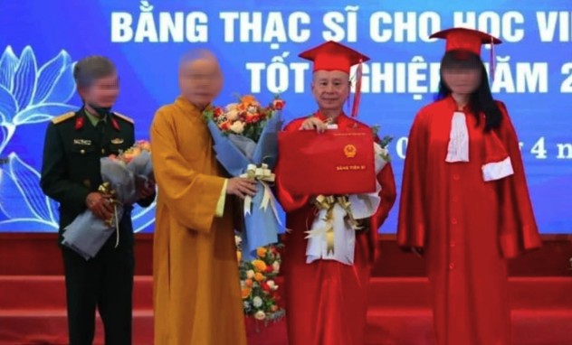Thượng tọa Thích Chân Quang (thứ 2 từ phải sang) nhận bằng tiến sĩ luật vào tháng 4-2022 - Ảnh: Cổng TTĐT GHPG Việt Nam Thượng tọa Thích Chân Quang (thứ 2 từ phải sang) nhận bằng tiến sĩ luật vào tháng 4-2022 - Ảnh: Cổng TTĐT GHPG Việt Nam