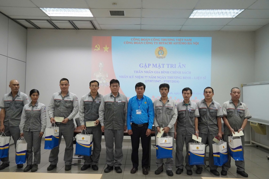 ông Phan Văn Bản cùng Tổng giám đốc Công ty TNHH Hitachi Astemo Hà Nội tặng quà, tri ân 35 đoàn viên là thân nhân liệt sỹ