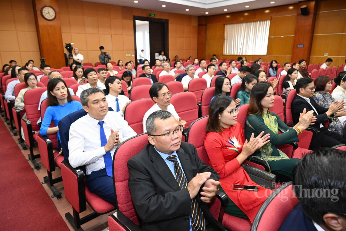 Chùm ảnh: Trao giải Cuộc thi Bảo vệ nền tảng tư tưởng của Đảng trong ngành Công Thương 2024