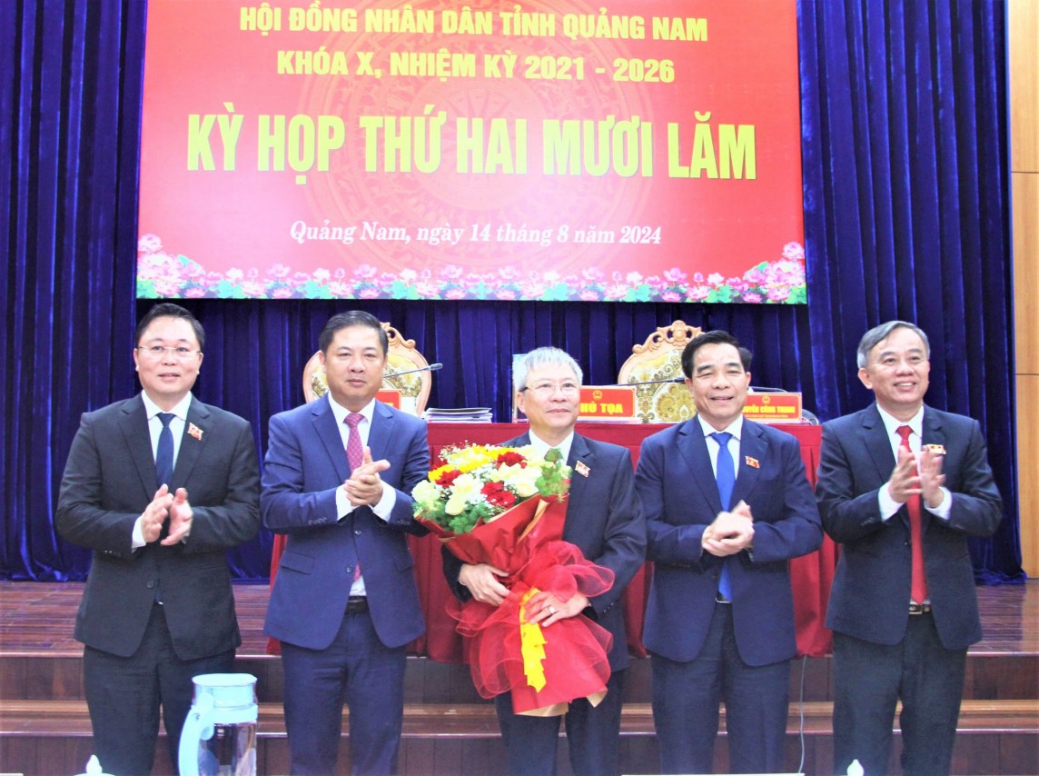 Ông Nguyễn Đức Dũng (thứ 3 từ phải sang) được bầu giữ chức Chủ tịch HĐND tỉnh Quảng Nam Ông Nguyễn Đức Dũng (thứ 3 từ phải sang) được bầu giữ chức Chủ tịch HĐND tỉnh Quảng Nam