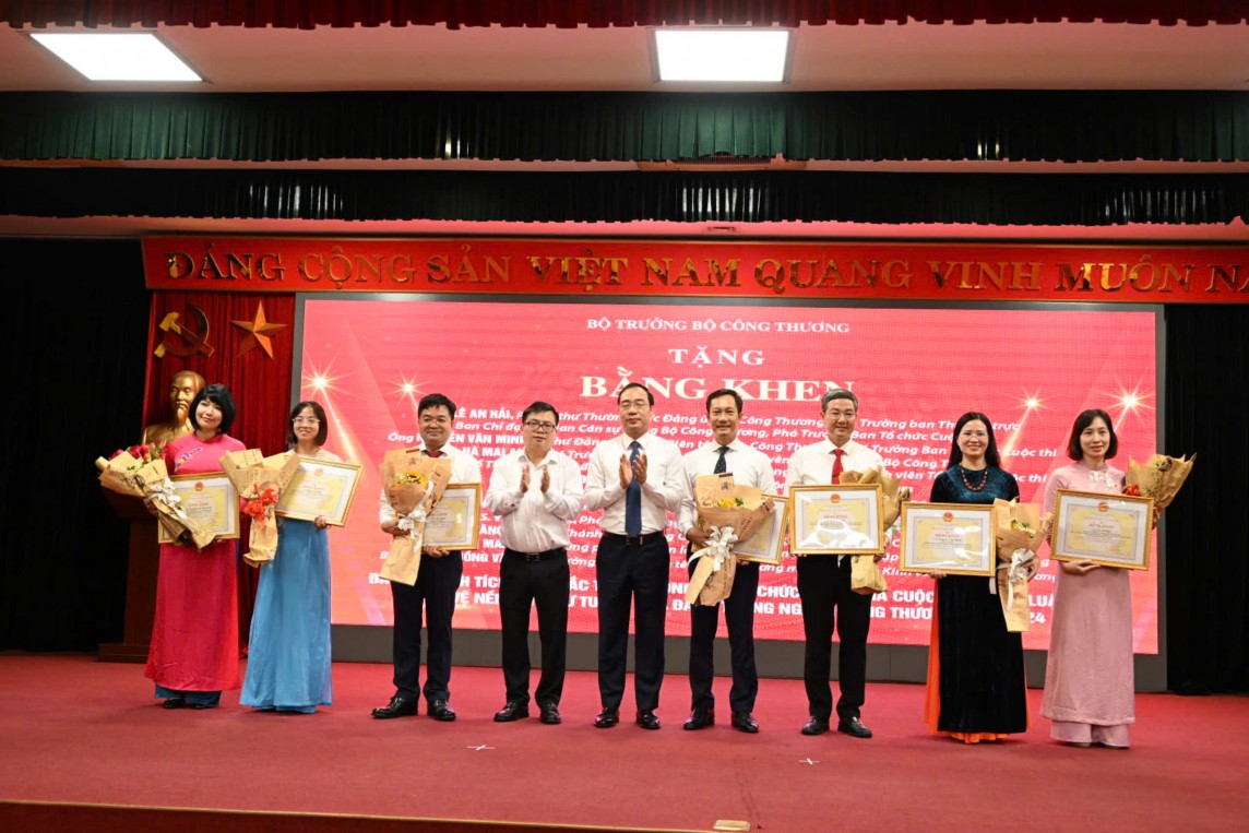 28 tác phẩm đạt giải Cuộc thi viết Bảo vệ nền tảng tư tưởng của Đảng ngành Công Thương 28 tác phẩm đạt giải Cuộc thi viết Bảo vệ nền tảng tư tưởng của Đảng ngành Công Thương