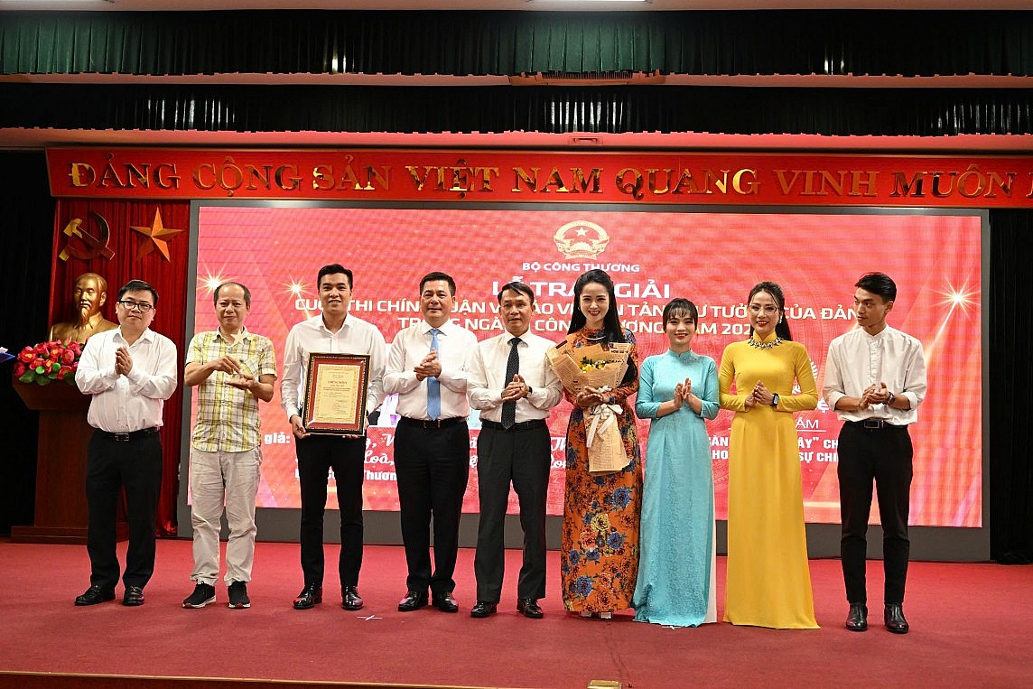 28 tác phẩm đoạt giải Cuộc thi viết về Bảo vệ nền tảng tư tưởng của Đảng trong ngành Công Thương 28 tác phẩm đoạt giải Cuộc thi viết về Bảo vệ nền tảng tư tưởng của Đảng trong ngành Công Thương