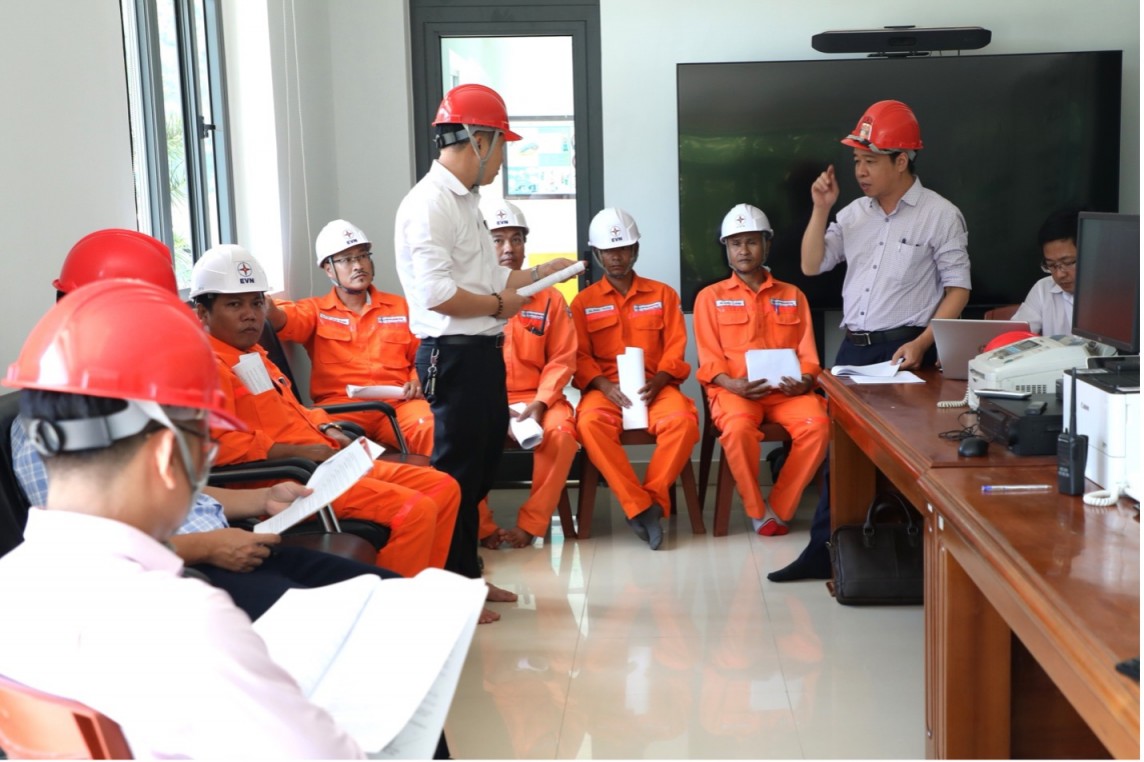 Họp bàn đưa ra các tình huống giả định Họp bàn đưa ra các tình huống giả định