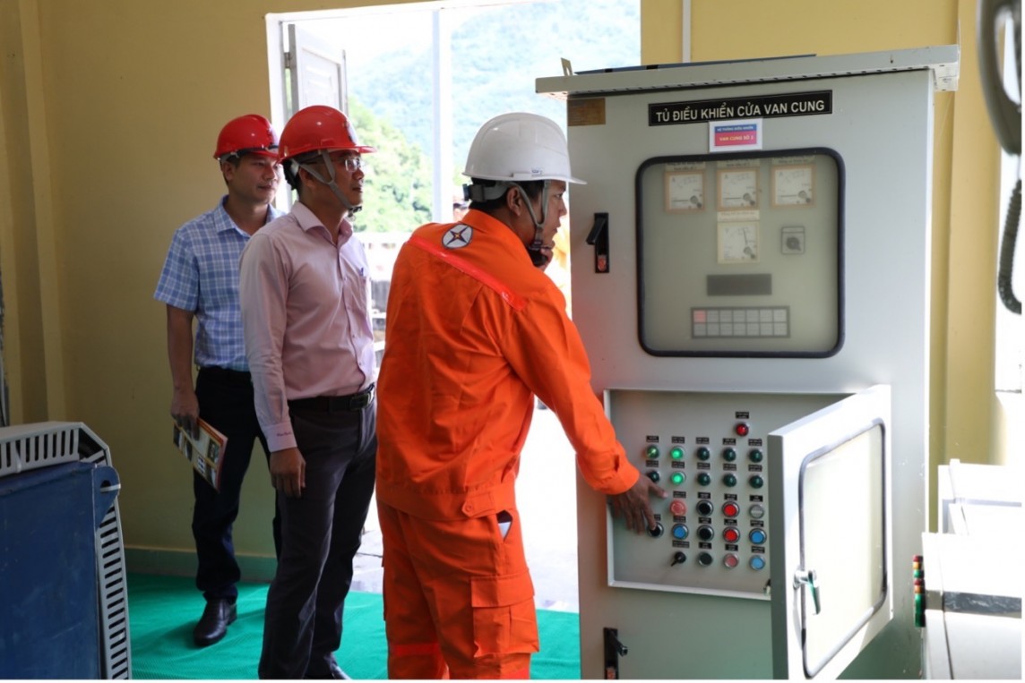 Nhận thông tin và thao tác mở cửa van cung xả tràn hồ Thủy điện A Vương Nhận thông tin và thao tác mở cửa van cung xả tràn hồ Thủy điện A Vương