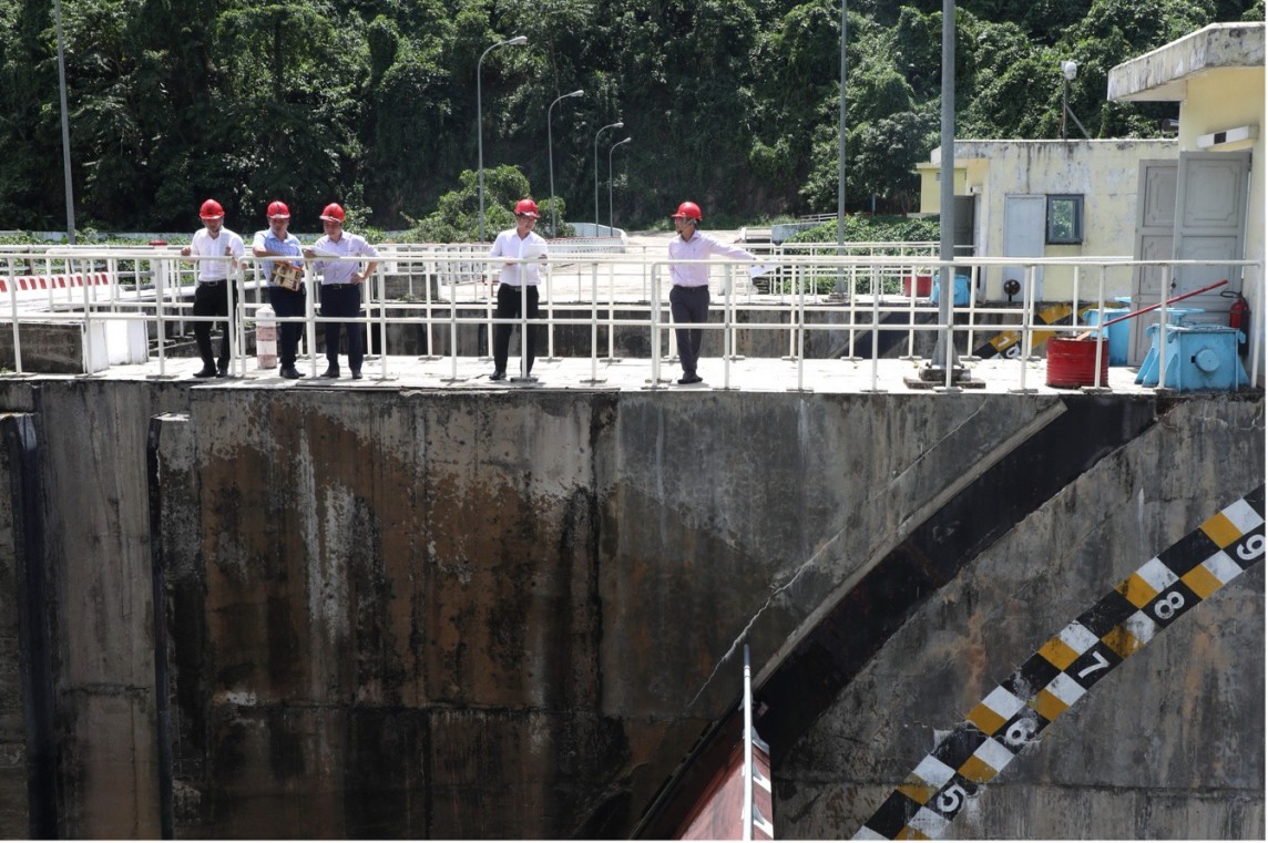 Diễn tập mở cửa van cung, xả tràn hạ mực hồ để đón lũ, giảm lũ cho hạ du Diễn tập mở cửa van cung, xả tràn hạ mực hồ để đón lũ, giảm lũ cho hạ du