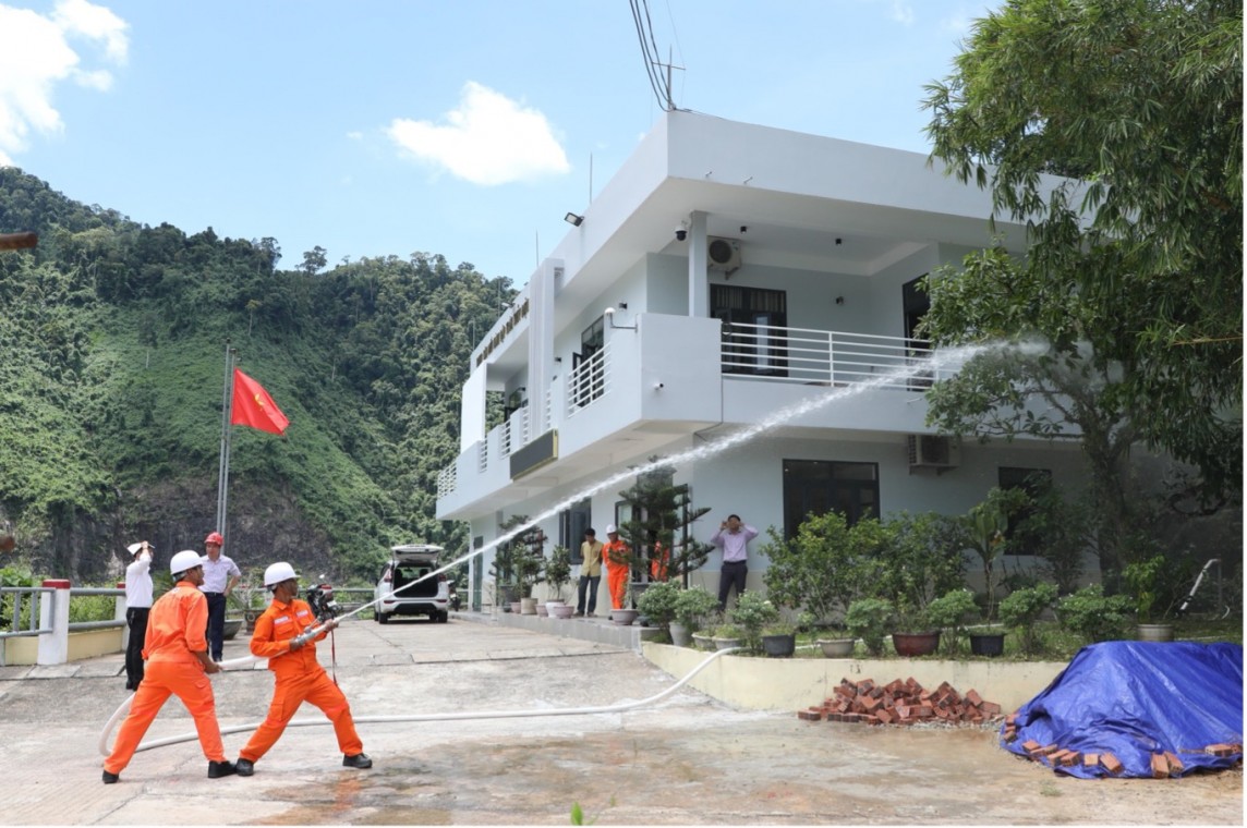 Diễn tập với tình huống cháy rừng tự nhiên ảnh hưởng đến nhà vận hành đập Diễn tập với tình huống cháy rừng tự nhiên ảnh hưởng đến nhà vận hành đập