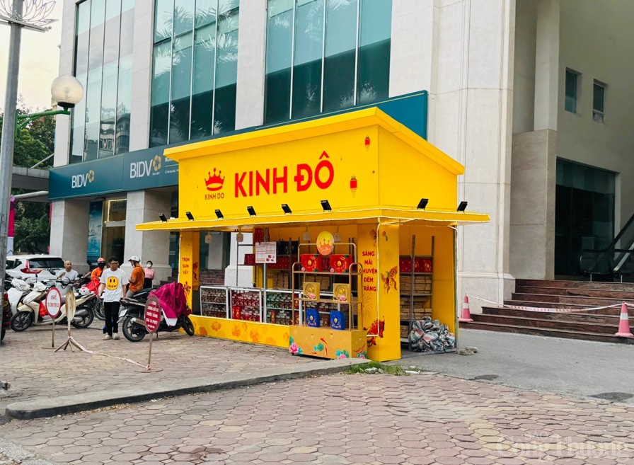 Nhiều quầy bánh đã được dựng lên và bày bán ở những vị trí đông dân cư, nhiều người qua lại nhằm thu hút người mua.