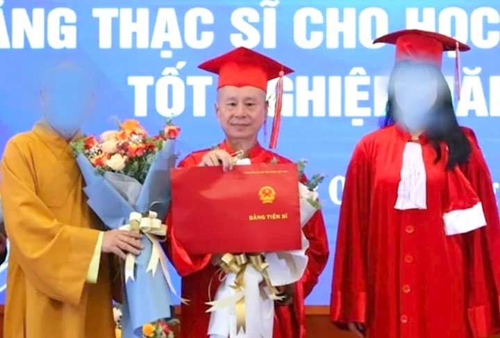 Nghiên cứu sinh Vương Tiến Việt trong lễ trao bằng Tiến sĩ Luật học tại Trường Đại học Luật Hà Nội ( Ảnh: chụp màn hình) Nghiên cứu sinh Vương Tiến Việt trong lễ trao bằng Tiến sĩ Luật học tại Trường Đại học Luật Hà Nội ( Ảnh: chụp màn hình)