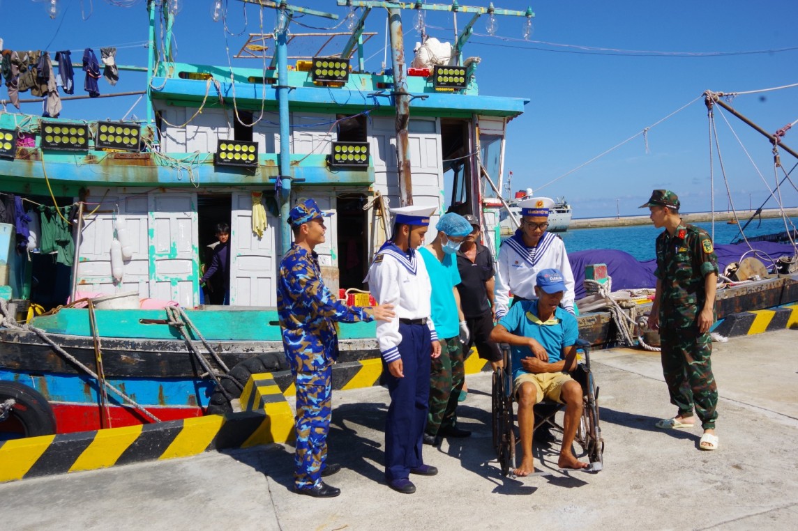 Đảo Trường Sa cấp cứu cho ngư dân gặp nạn trên biển Đảo Trường Sa cấp cứu cho ngư dân gặp nạn trên biển