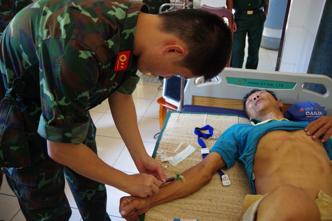 Đảo Trường Sa cấp cứu cho ngư dân gặp nạn trên biển Đảo Trường Sa cấp cứu cho ngư dân gặp nạn trên biển