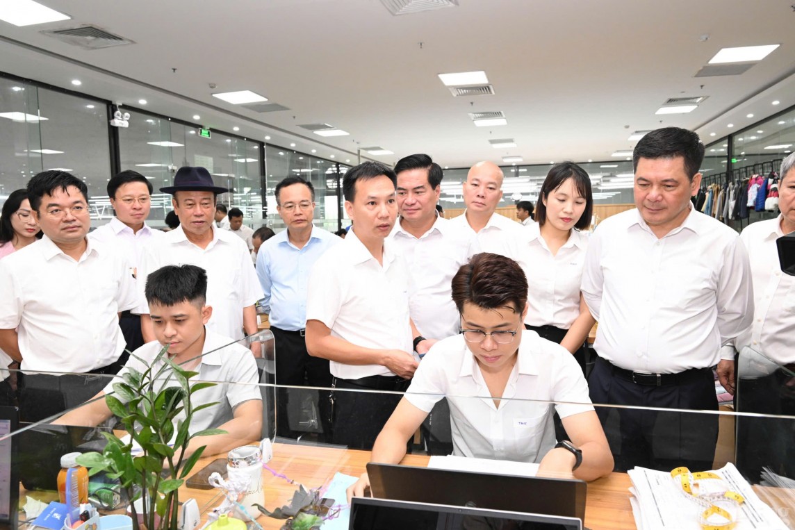 Bộ trưởng Nguyễn Hồng Diên thăm, làm việc tại Công ty TNG Thái Nguyên Bộ trưởng Nguyễn Hồng Diên thăm, làm việc tại Công ty TNG Thái Nguyên