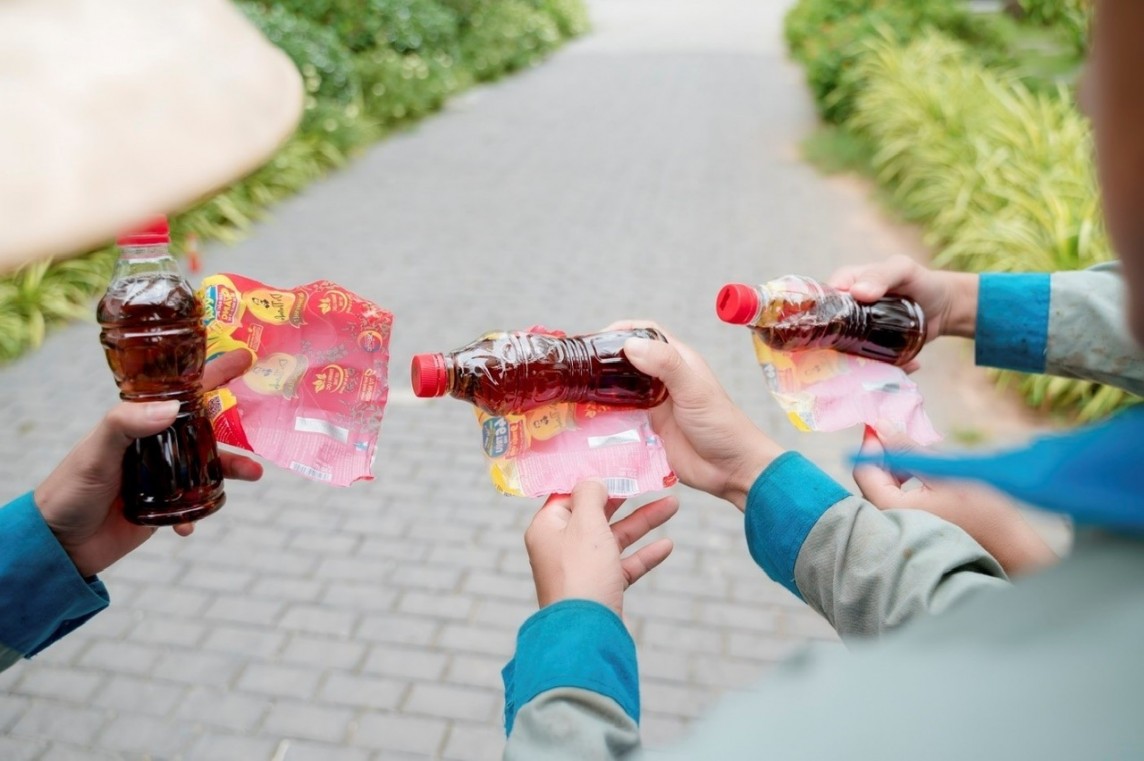 Hàng ngàn giải thưởng giá trị từ Trà Dr Thanh được trao đi mỗi ngày đã tạo niềm vui, sự hứng khởi cho người tham gia chương trình. Hàng ngàn giải thưởng giá trị từ Trà Dr Thanh được trao đi mỗi ngày đã tạo niềm vui, sự hứng khởi cho người tham gia chương trình.