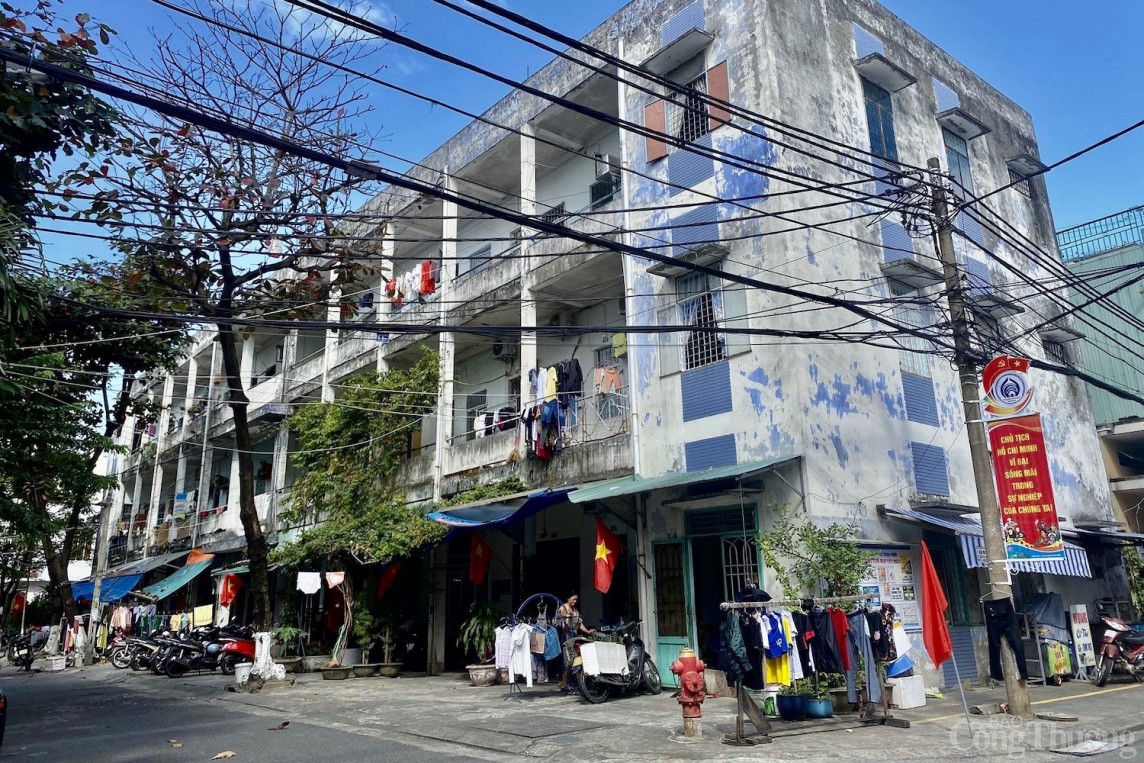 Chung cư Hòa Minh (quận Liên Chiểu, TP. Đà Nẵng) xây dựng vào năm 2001, có 8 khối nhà, mỗi khối có 36 căn hộ bố trí cho hơn 200 hộ dân. Hơn 20 năm đưa vào sử dụng, chung cư này xuống cấp nặng.