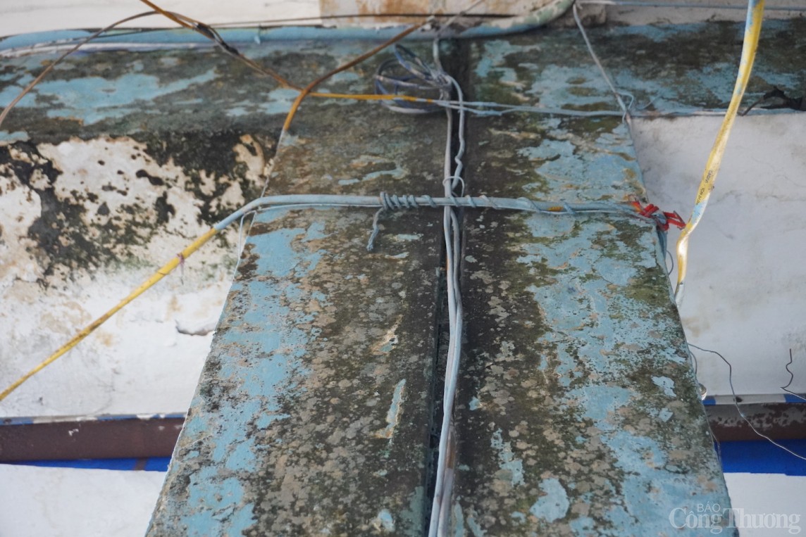 Nhiều vị trí trần bị nứt khiến nước mưa chảy lênh láng khắp căn hộ mỗi khi trời mưa.