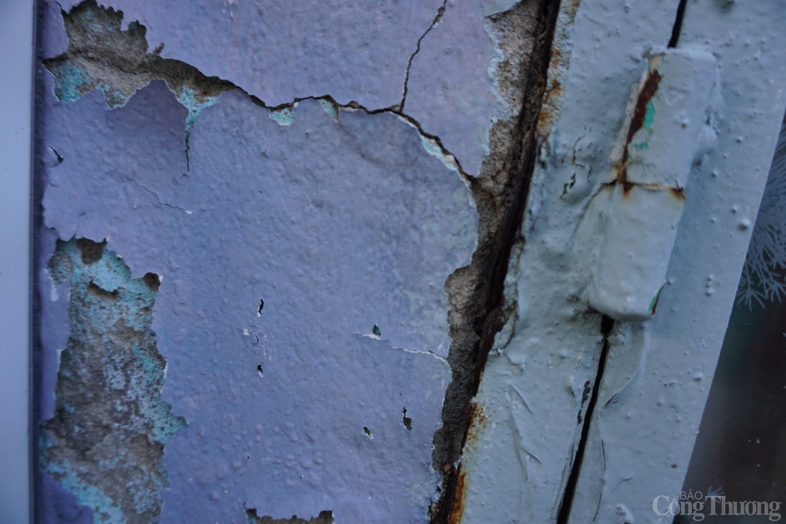 Trụ cột, khung cửa tại chung cư nứt toác, lộ cả cốt thép.