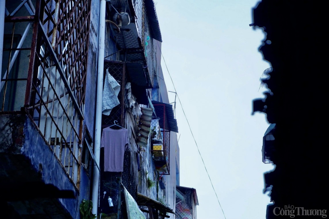 Các căn hộ ở đây có diện tích 29-31m2. Để có thêm diện tích sinh hoạt, nhiều hộ gia đình đã cơi nới thêm gác xép, chuồng cọp.