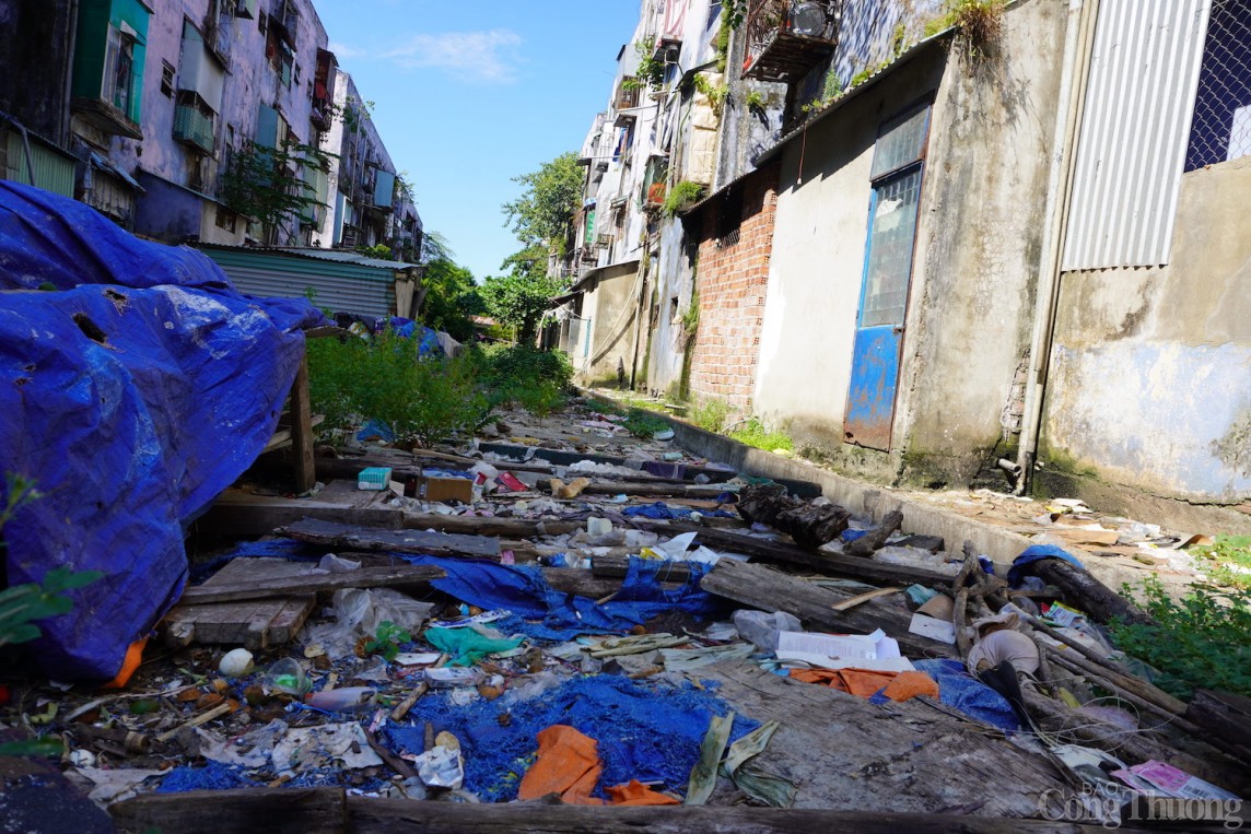 Rác, nước thải sinh hoạt xả trực tiếp xuống khoảng trống nằm giữa các dãy nhà.