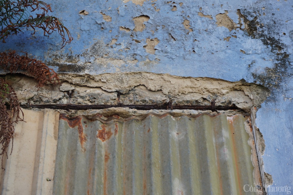 Trụ cột tại chung cư nứt toác, bong tróc từng mảng, lộ cả cốt sắt.