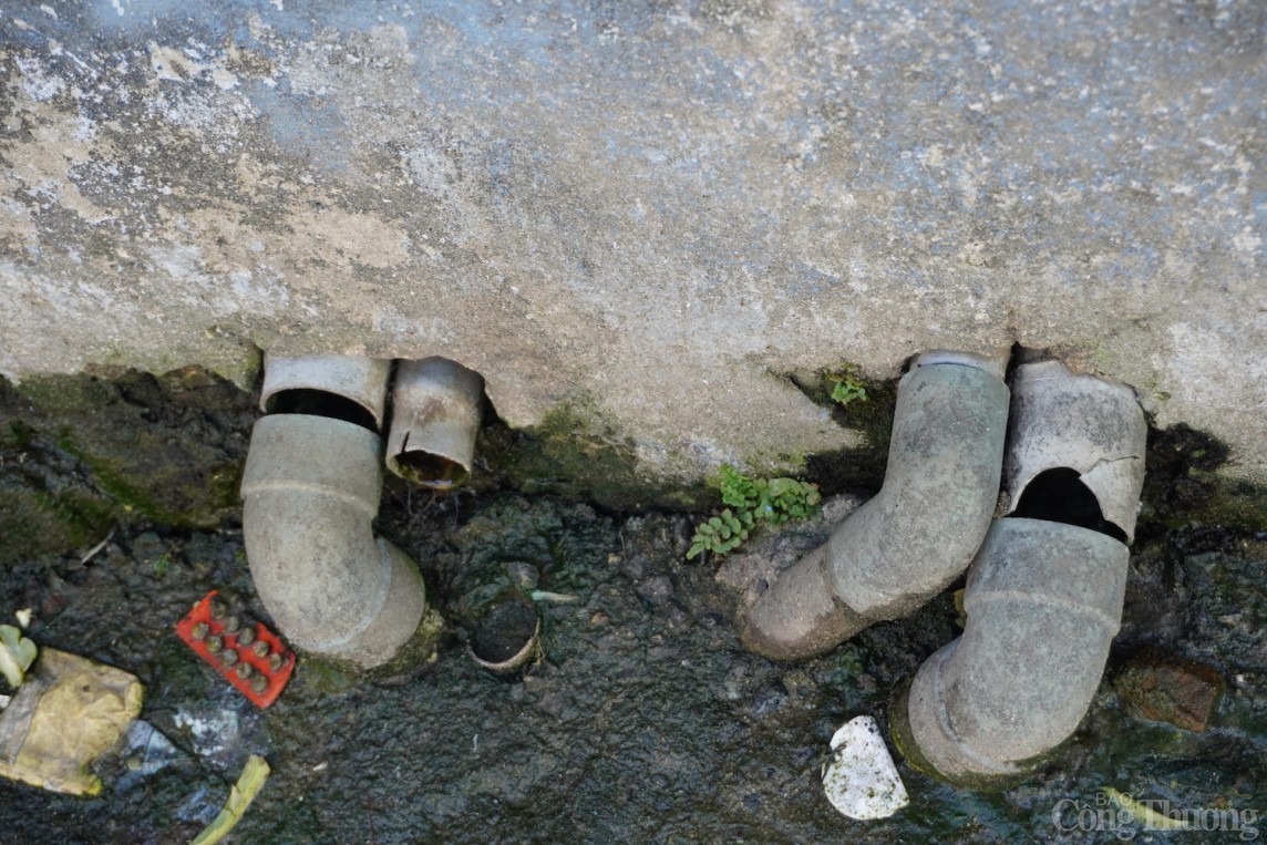 Hệ thống ống xả nước thải sinh hoạt bị vỡ, tràn ra khoảng trống giữa các dãy nhà gây mùi hôi thối khó chịu.