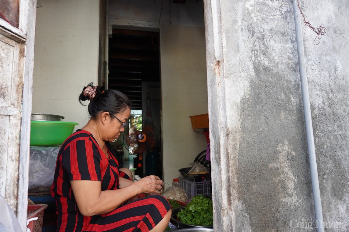 Bà Nguyễn Thị Thuý (phòng 401) cho biết trần và tường nhà căn hộ đã mục nát, hư hỏng nặng, thường xuyên bị bong tróc, thấm dột. “Tình trạng chung cư đã quá xuống cấp, hư hỏng. Chúng tôi rất mong được di dời sang nơi ở khác an toàn hơn để ổn định cuộc sống”, bà Thuý nói.