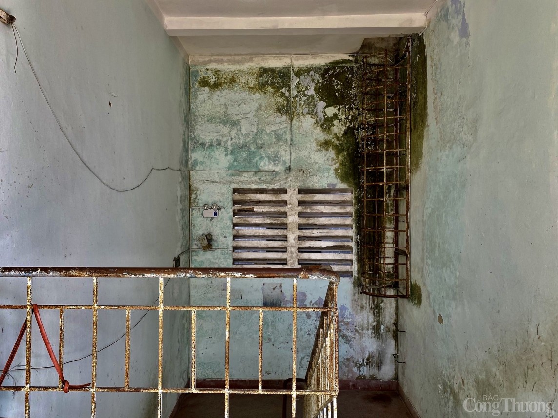 Những hạng mục như tường, trần, lan can, ban công… đều xuống cấp. 