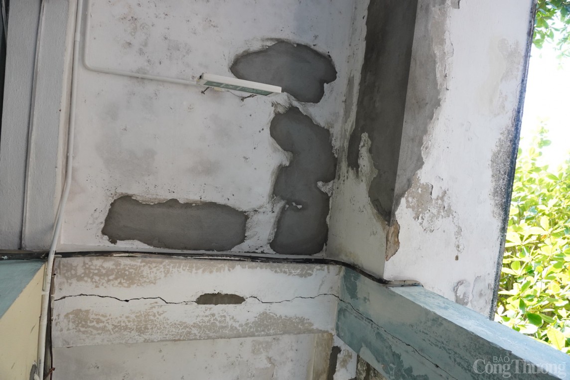 Nhiều mảng tường nứt toác, sụt lún, không đảm bảo an toàn.