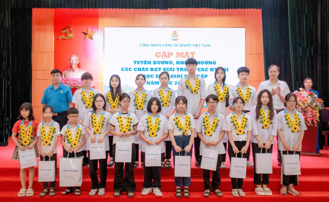 Công đoàn Công ty Apatit Việt Nam luôn quan tâm đến con em cán bộ công nhân viên công ty Công đoàn Công ty Apatit Việt Nam luôn quan tâm đến con em cán bộ công nhân viên công ty