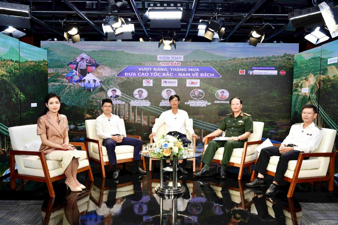 Các đại biểu tham gia Tọa đàm “Vượt nắng, thắng mưa” Các đại biểu tham gia Tọa đàm “Vượt nắng, thắng mưa”