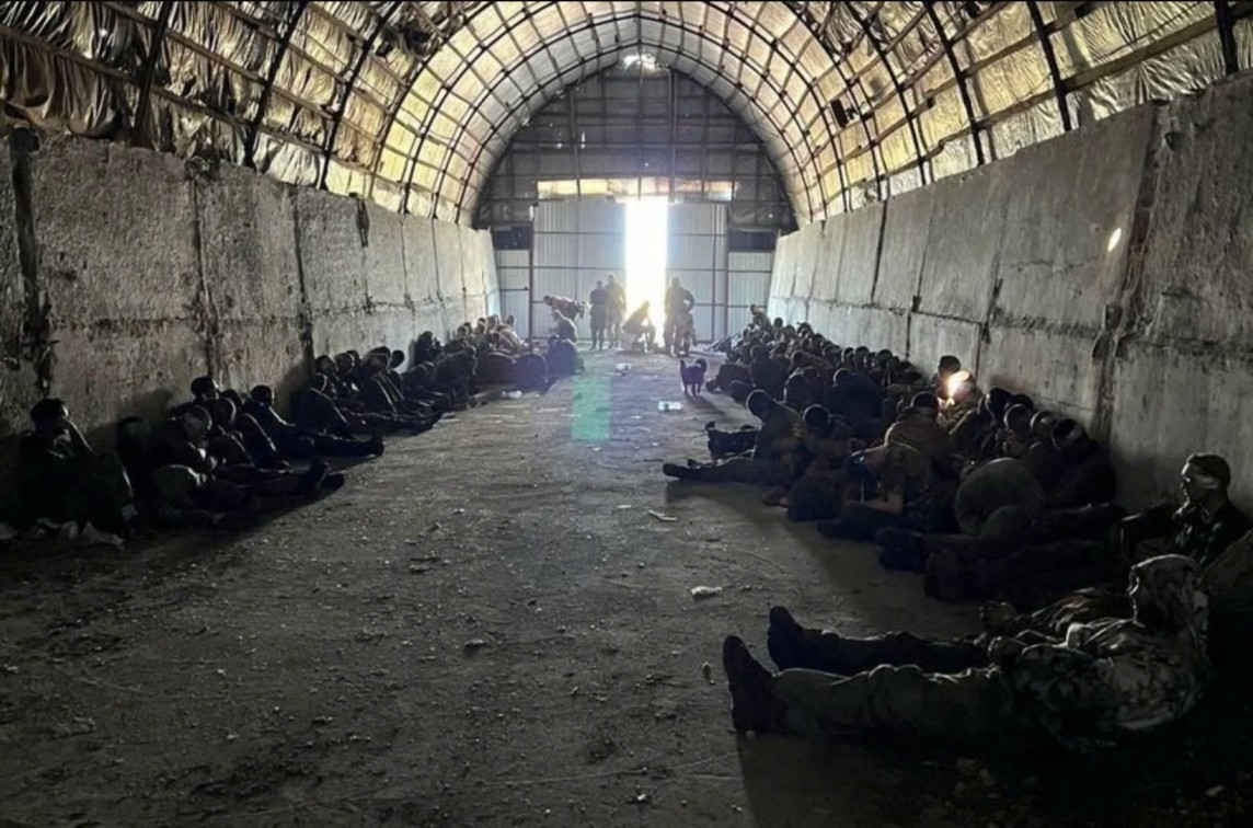 Hình ảnh được cho là Ukraine bắt giữ tù binh Nga (Nguồn: X) Hình ảnh được cho là Ukraine bắt giữ tù binh Nga (Nguồn: X)