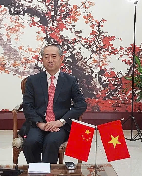 'Chuyến thăm của Tổng Bí thư làm nổi bật quan hệ hữu nghị đặc biệt Việt-Trung' 'Chuyến thăm của Tổng Bí thư làm nổi bật quan hệ hữu nghị đặc biệt Việt-Trung'