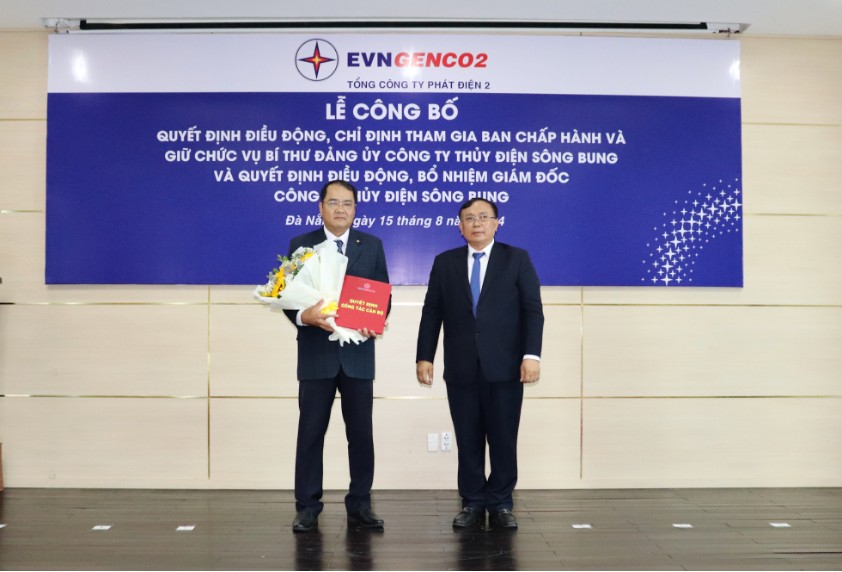 Ông Trần Phú Thái – Bí thư Đảng ủy, Chủ tịch HĐQT EVNGENCO2 trao quyết định điều động và bổ nhiệm chức vụ Giám đốc Công ty Thủy điện Sông Bung cho ông Nguyễn Thành Trung Ông Trần Phú Thái – Bí thư Đảng ủy, Chủ tịch HĐQT EVNGENCO2 trao quyết định điều động và bổ nhiệm chức vụ Giám đốc Công ty Thủy điện Sông Bung cho ông Nguyễn Thành Trung