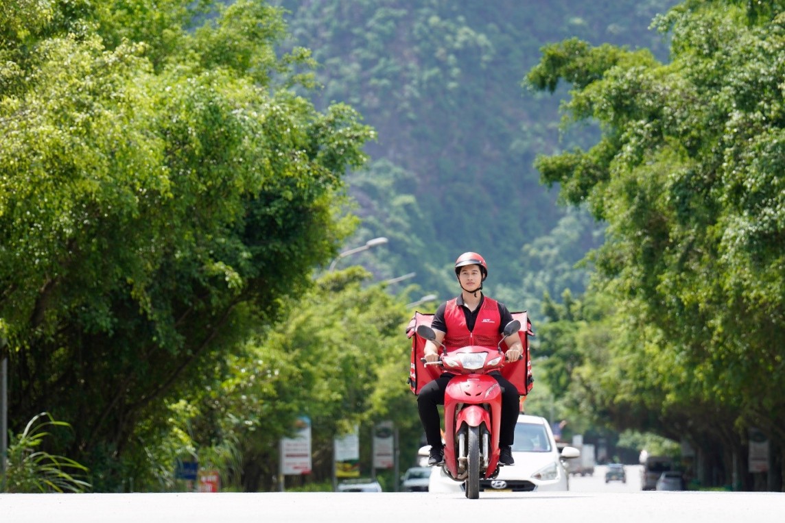 Shipper J&T Express trên đường giao hàng Shipper J&T Express trên đường giao hàng