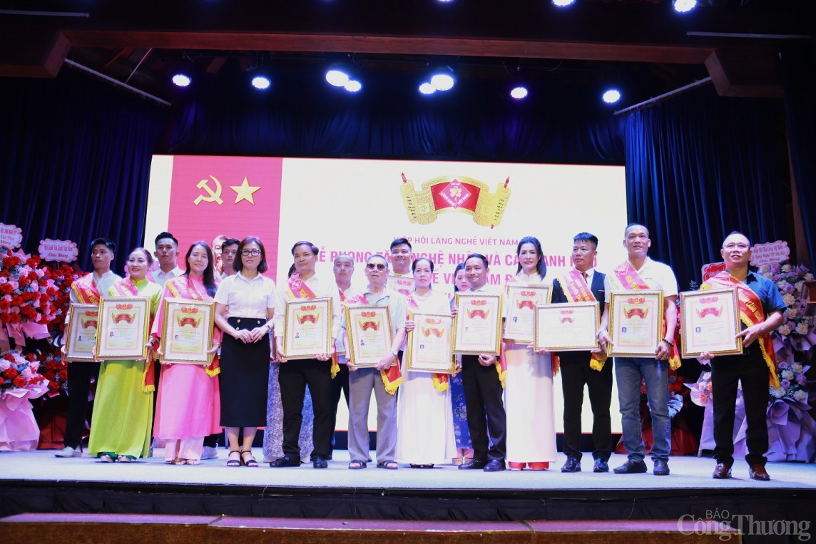 Phong tặng danh hiệu 145 Nghệ nhân làng nghề năm 2024 Phong tặng danh hiệu 145 Nghệ nhân làng nghề năm 2024
