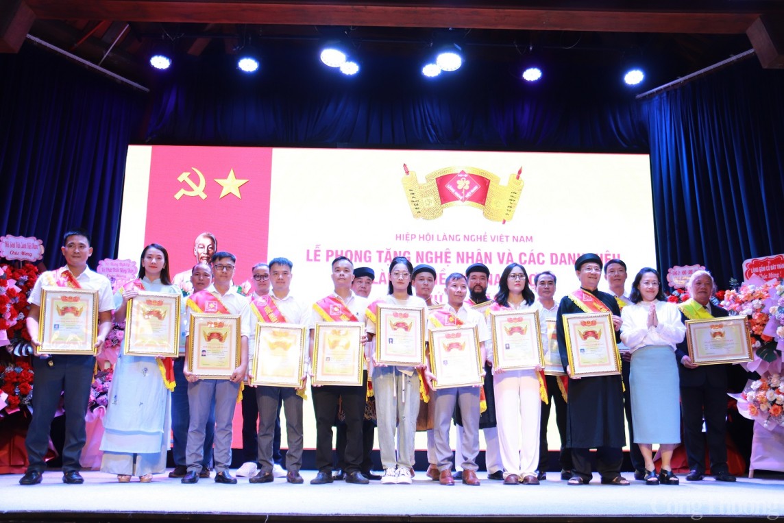 Phong tặng danh hiệu 145 Nghệ nhân làng nghề năm 2024 Phong tặng danh hiệu 145 Nghệ nhân làng nghề năm 2024