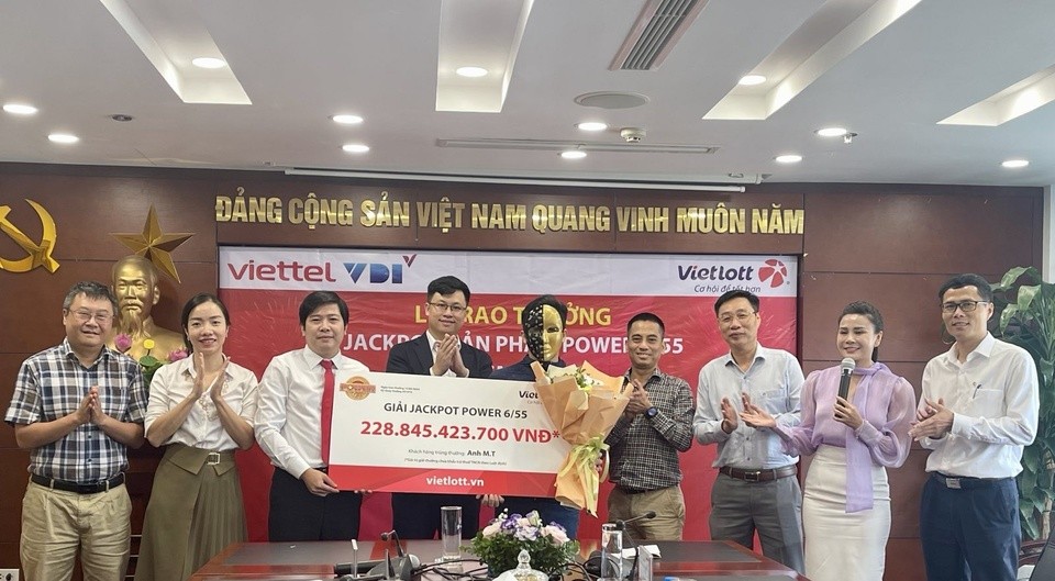 Anh M.T. nhận giải Jackpot trị giá 228,8 tỷ đồng. Ảnh: Vietlott Anh M.T. nhận giải Jackpot trị giá 228,8 tỷ đồng. Ảnh: Vietlott