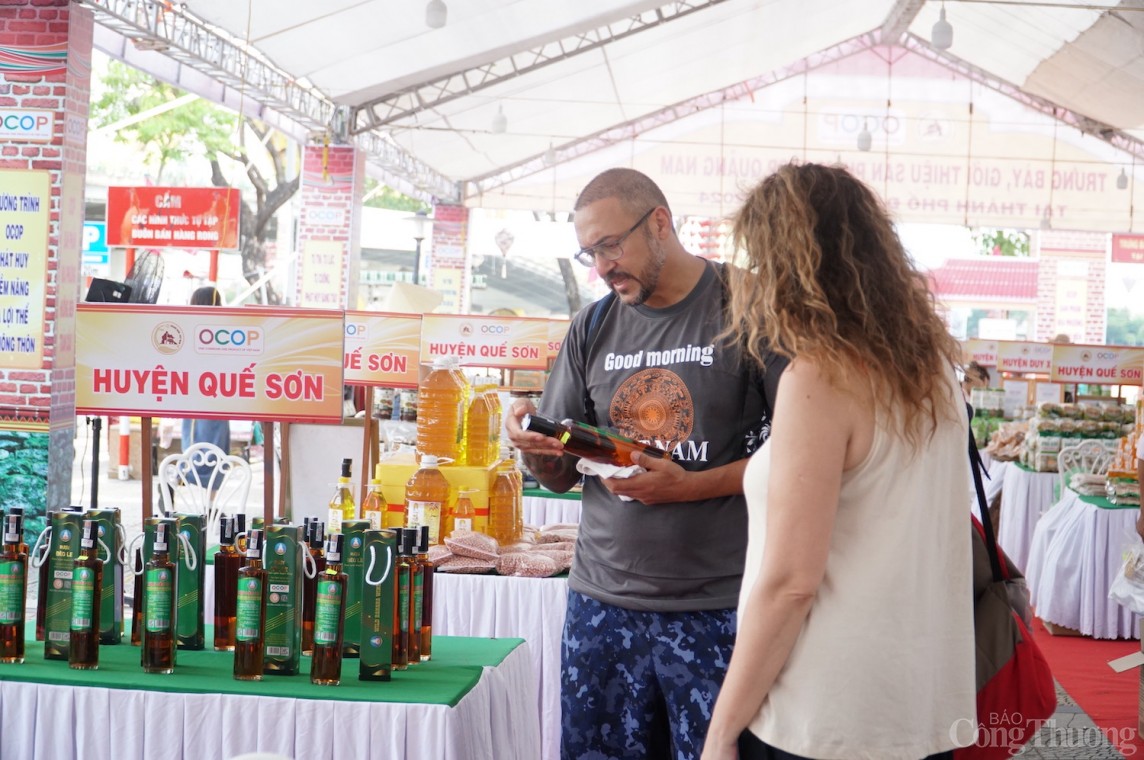 Du khách tham quan, mua sắm sản phẩm OCOP tại chương trình Du khách tham quan, mua sắm sản phẩm OCOP tại chương trình