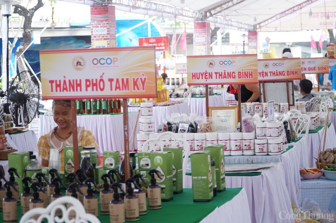 Trưng bày giới thiệu các sản phẩm OCOP Quảng Nam Trưng bày giới thiệu các sản phẩm OCOP Quảng Nam