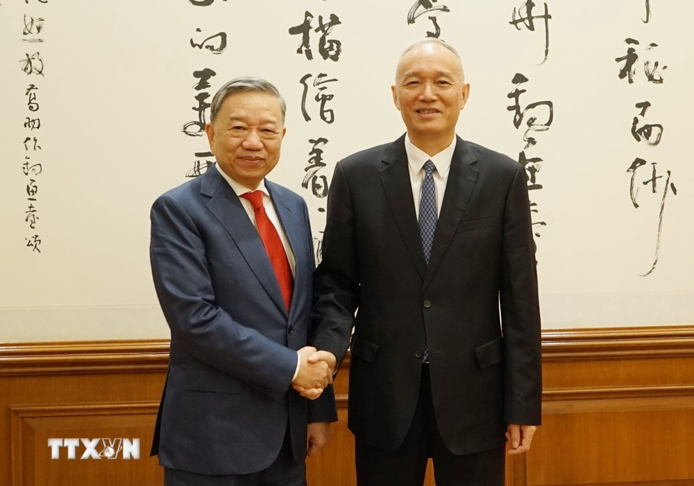 Đại tướng Tô Lâm, Ủy viên Bộ Chính trị, Bộ trưởng Bộ Công an hội kiến đồng chí Thái Kỳ, Ủy viên Thường vụ Bộ Chính trị, Bí thư Ban bí thư, Chủ nhiệm Văn phòng Trung ương Đảng Cộng sản Trung Quốc, trong chuyến thăm chính thức Trung Quốc từ ngày 12 đến 16/9/2023, ngày 13/9/2023. (Ảnh: TTXVN phát) ttxvn_Viet-Trung.jpg