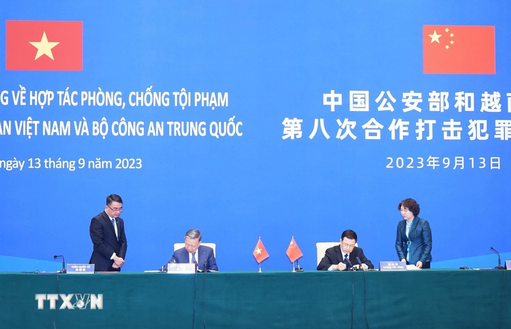 Bộ trưởng Công an Tô Lâm và Bộ trưởng Công an Trung Quốc Vương Tiểu Hồng ký kết các văn bản hợp tác giữa Bộ Công an hai nước, trong chuyến thăm chính thức Trung Quốc từ ngày 12 đến 16/9/2023, ngày 13/9/2023. (Ảnh: TTXVN phát) ttxvn_viet-Trung1.jpg