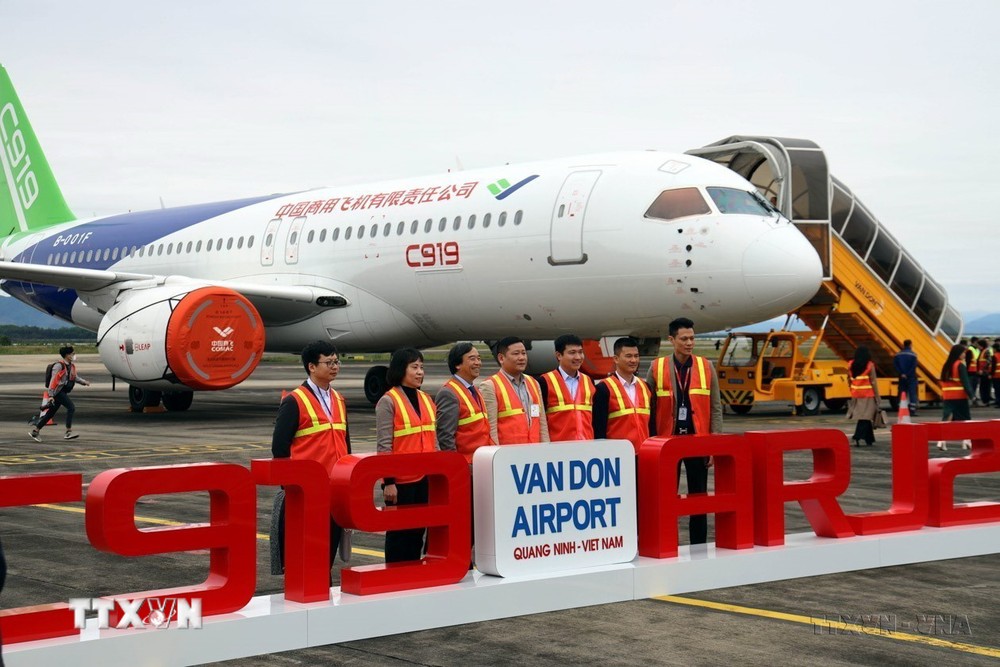 Tập đoàn Máy bay thương mại Trung Quốc (Comac Air) tổ chức triển lãm và trình diễn máy bay thương mại chở khách tại Cảng hàng không quốc tế Vân Đồn, huyện Vân Đồn, tỉnh Quảng Ninh, ngày 27/02/2024. (Ảnh: Đức Hiếu/TTXVN) ttxvn_Viet-Trung10.jpg