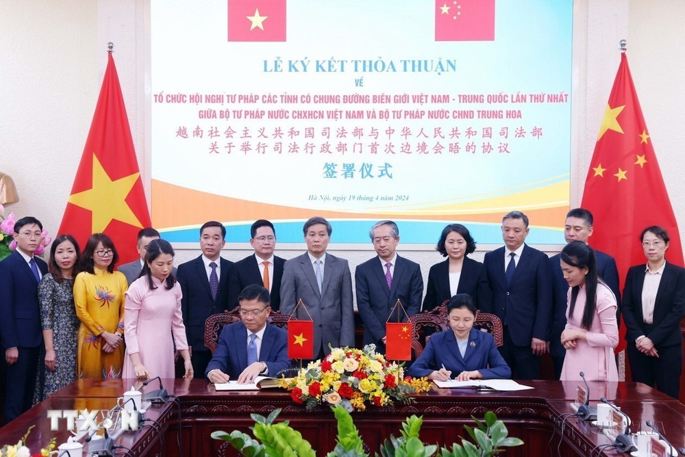 Bộ trưởng Tư pháp Lê Thành Long và Bộ trưởng Tư pháp Trung Quốc Hạ Vinh ký kết thoả thuận hợp tác về Tổ chức Hội nghị Tư pháp các tỉnh có chung đường biên giới Việt Nam-Trung Quốc lần thứ nhất, tại Hà Nội, 19/4/2024. (Ảnh: Phạm Kiên/TTXVN) ttxvn_Viet-Trung11.jpg