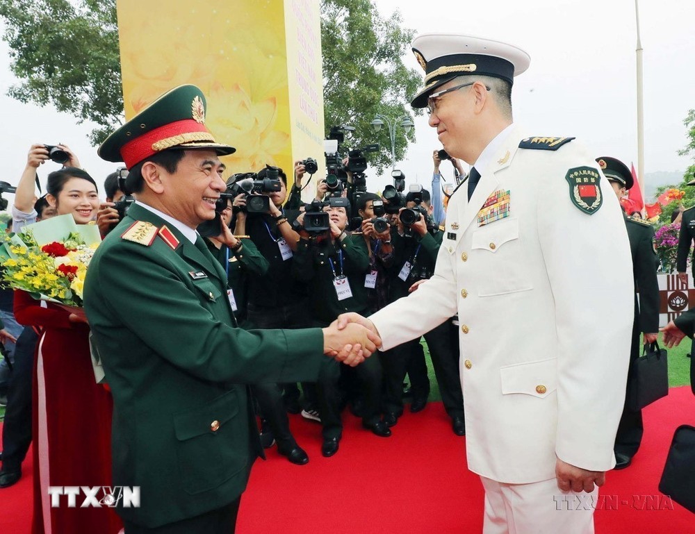 Đại tướng Phan Văn Giang, Bộ trưởng Quốc phòng Việt Nam và Thượng tướng Đổng Quân, Bộ trưởng Quốc phòng Trung Quốc đồng chủ trì Giao lưu Hữu nghị quốc phòng biên giới Việt Nam-Trung Quốc lần thứ 8, sáng 11/4/2024. (Ảnh: Trọng Đức/TTXVN) ttxvn_Viet-Trung13.jpg