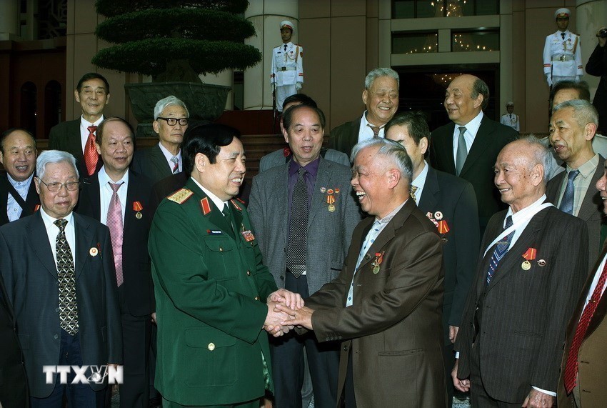Đại tướng Phùng Quang Thanh, Bộ trưởng Bộ Quốc phòng tiếp đoàn cựu chiến binh và chuyên gia Trung Quốc giúp đỡ Việt Nam trong kháng chiến giành độc lập dân tộc, chiều 14/12/2015, tại Hà Nội. (Ảnh: Nguyễn Dân/TTXVN) ttxvn_Viet-Trung23.jpg