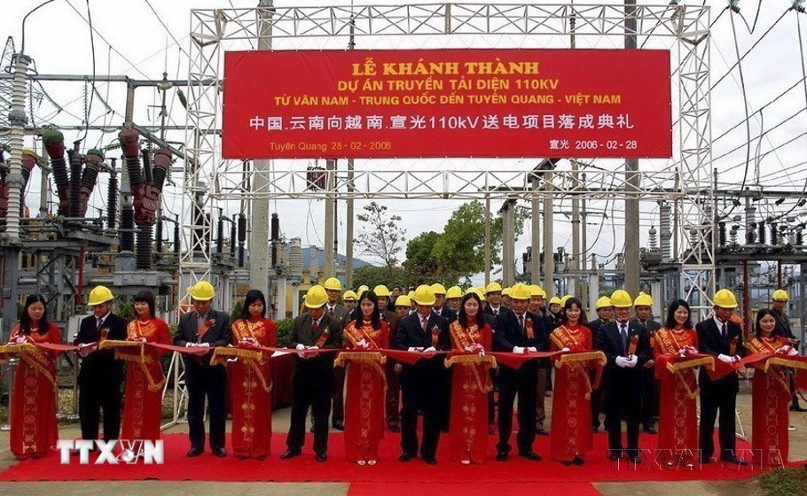 Lễ khánh thành thành dự án truyền tải điện 110KV Vân Nam (Trung Quốc) đến Tuyên Quang (Việt Nam), ngày 28/2/2006. (Ảnh: Hoài Nam/TTXVN) ttxvn_Viet-Trung27.jpg