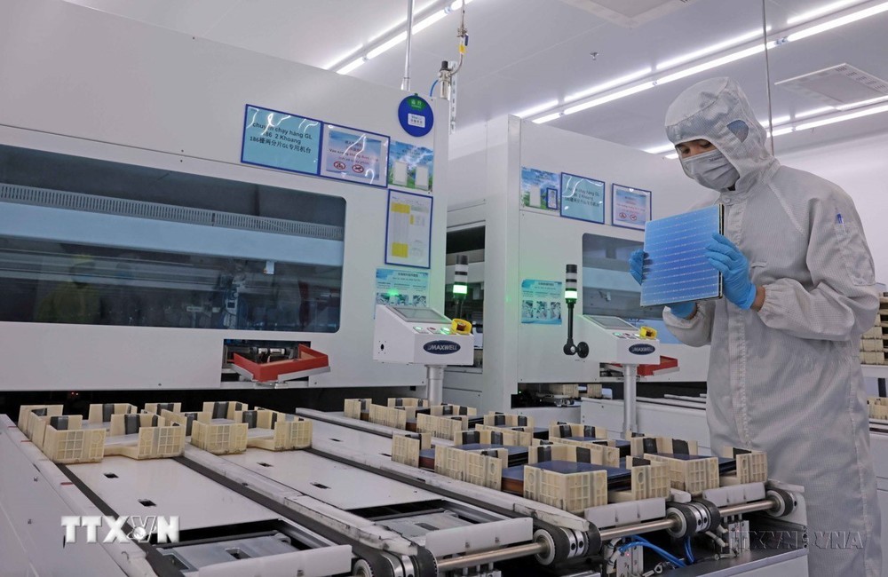 Hoạt động sản xuất tại công ty TNHH Phát triển năng lượng Trina Solar Việt Nam, 100% vốn của Trina Solar - tập đoàn lớn trong lĩnh vực pin năng lượng mặt trời của Trung Quốc ở Khu công nghiệp Yên Bình, thành phố Phổ Yên, tỉnh Thái Nguyên. (Ảnh: Trần Việt/TTXVN) ttxvn_Viet-Trung4.jpg