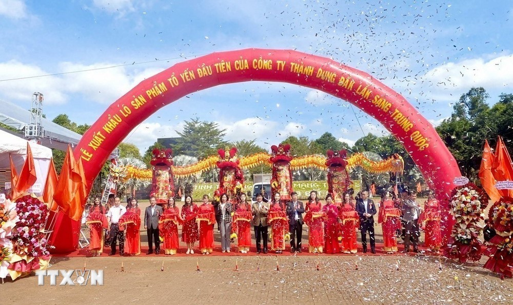 Lễ xuất khẩu lô tổ yến đầu tiên của Công ty Cổ phần xuất nhập khẩu Yến sào Thành Dung–Đắk Lắk sang thị trường Trung Quốc trong những ngày đầu năm 2024. (Ảnh: TTXVN phát) ttxvn_Viet-Trung8.jpg