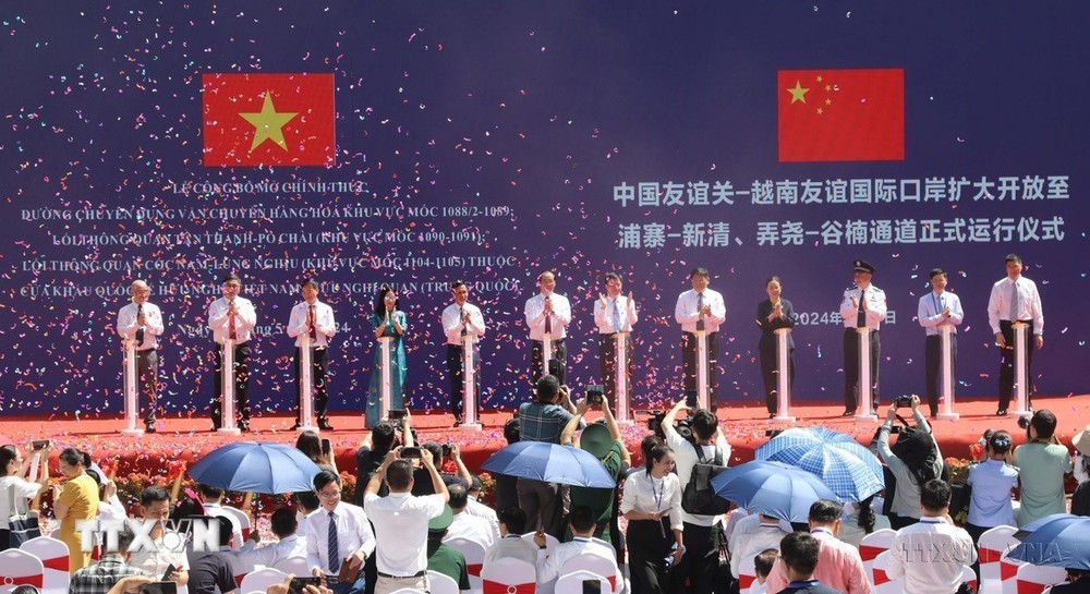 Các đại biểu thực hiện nghi thức khai thông chính thức mở các lối thông quan, đường chuyên dụng thuộc cặp cửa khẩu quốc tế Hữu Nghị của Việt Nam và Hữu Nghị Quan của Trung Quốc tại khu vực mốc 1090 – 1091 lối thông quan Tân Thanh (Việt Nam)–Pò Chài (Trung Quốc), ngày 27/5/2024. (Ảnh: Quang Duy/TTXVN) ttxvn_Viet-Trung9.jpg