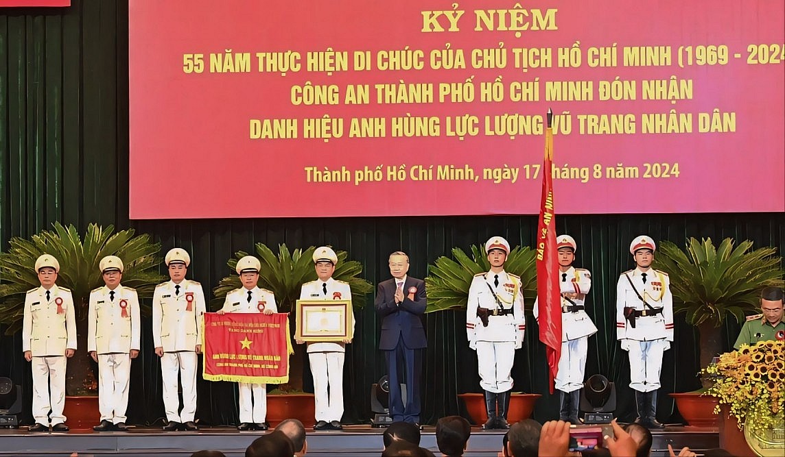 Tổng Bí thư, Chủ tịch nước Tô Lâm trao danh hiệu AHLLVT nhân dân cho Công an TP. Hồ Chí Minh