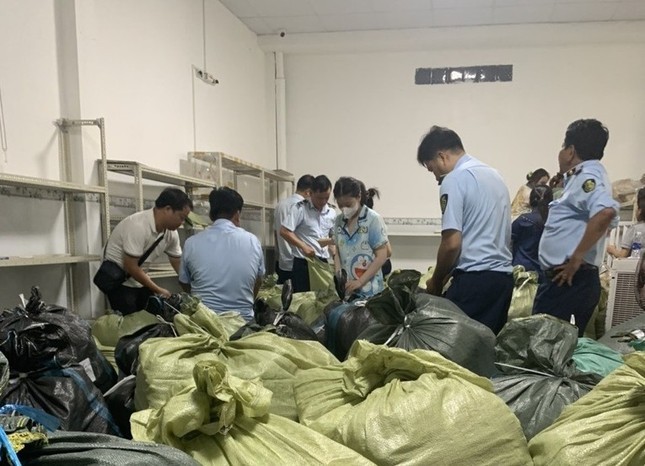 Lực lượng QLTT Cà Mau đang kiểm tra, thu giữ hàng tại kho của Nguyễn Mai Store. Lực lượng QLTT Cà Mau đang kiểm tra, thu giữ hàng tại kho của Nguyễn Mai Store.